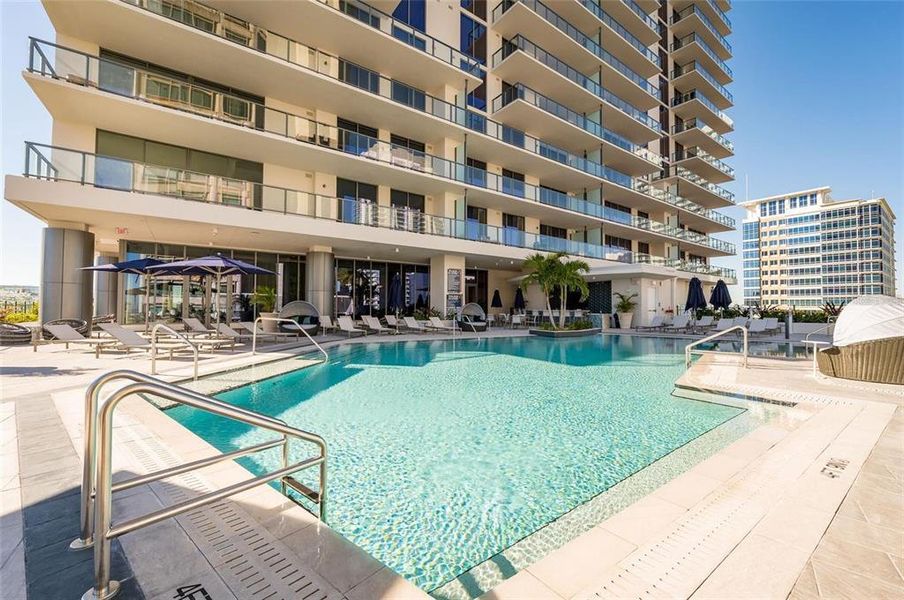 Condo located in St. Petersburg, FL showcasing its design and architecture (Image 24).