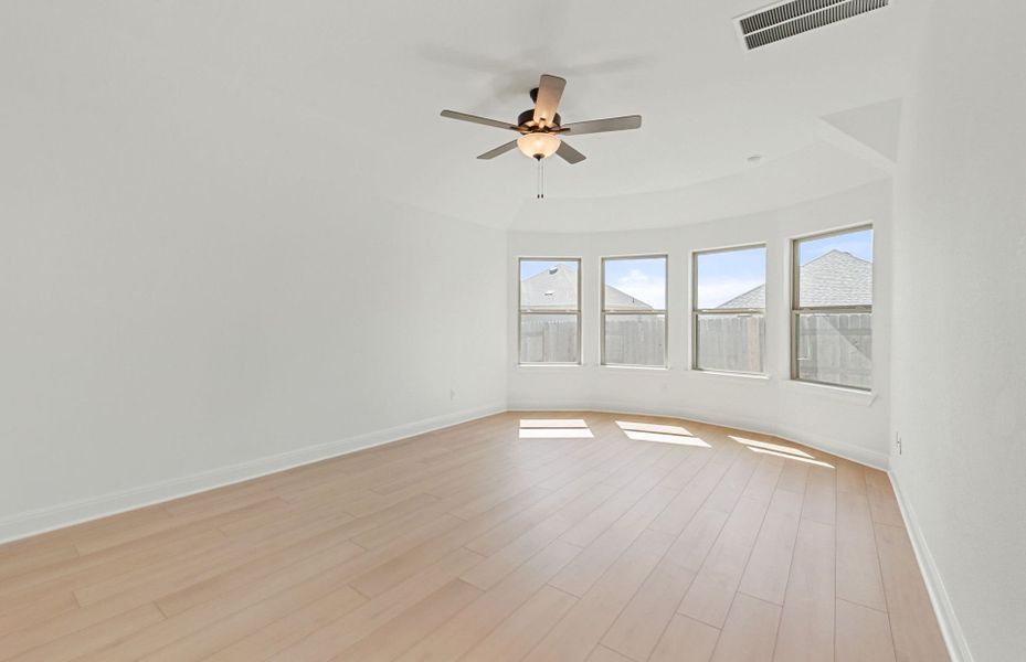 Spacious, unfurnished interior of a new home in Crescent Bluff, Georgetown (Image 25).