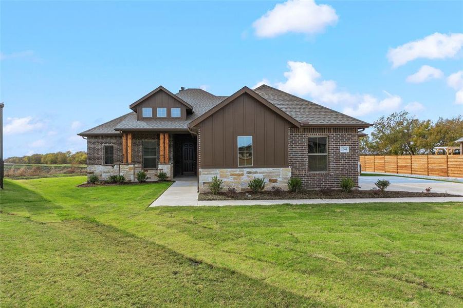 View of front of home featuring a front yard