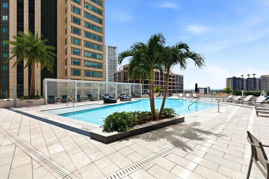 Condo located in St. Petersburg, FL showcasing its design and architecture (Image 44).