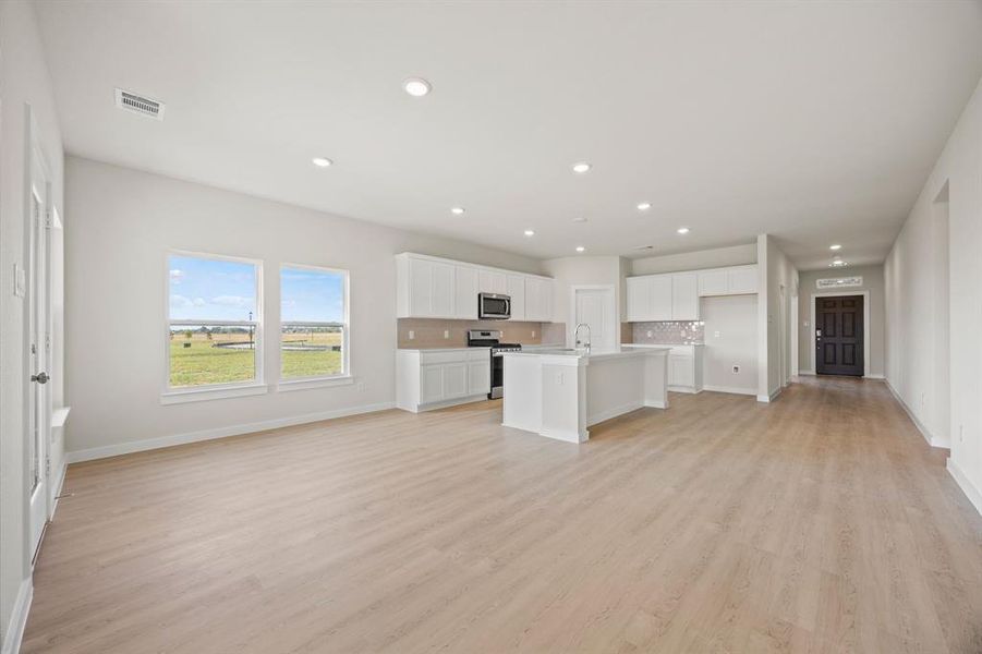 Spacious, unfurnished interior of a new home in The Estates Collection at Overland Grove, Forney (Image 17).