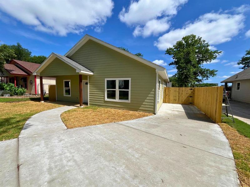 Front exterior of a new home in , Fort Worth, TX, highlighting curb appeal (Image 20). Front exterior of a new home in , Fort Worth, TX, highlighting curb appeal (Image 20).