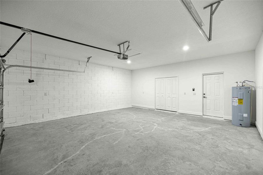 Spacious, unfurnished interior of a new home in , Ocala (Image 33).