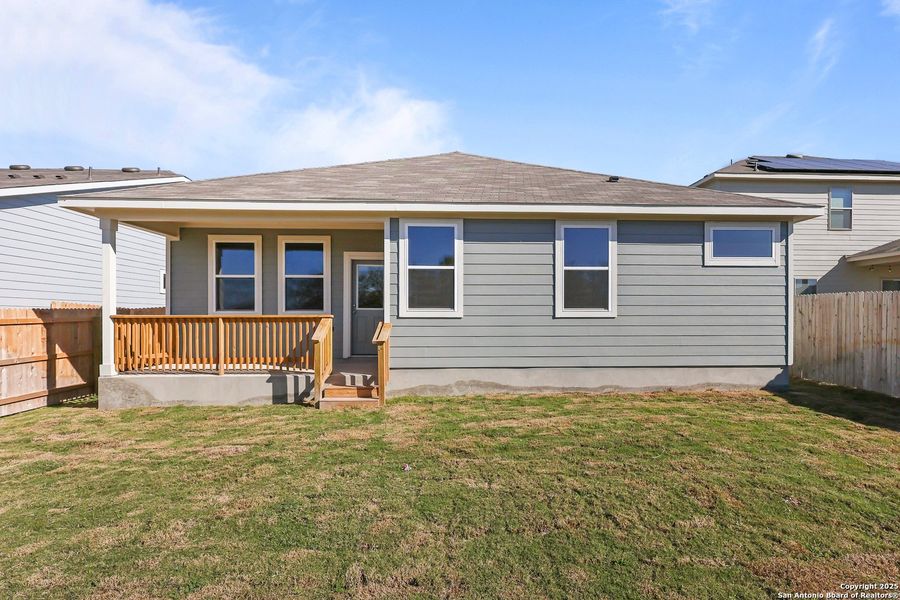 Exterior details and patio area of a home in Cinco Lakes, San Antonio (Image 3).