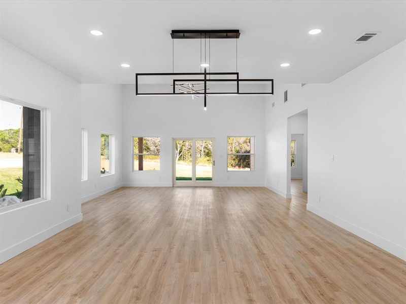 Spacious, unfurnished interior of a new home in , Granbury (Image 19).