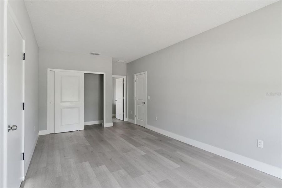 Spacious, unfurnished interior of a new home in , Davenport (Image 19).
