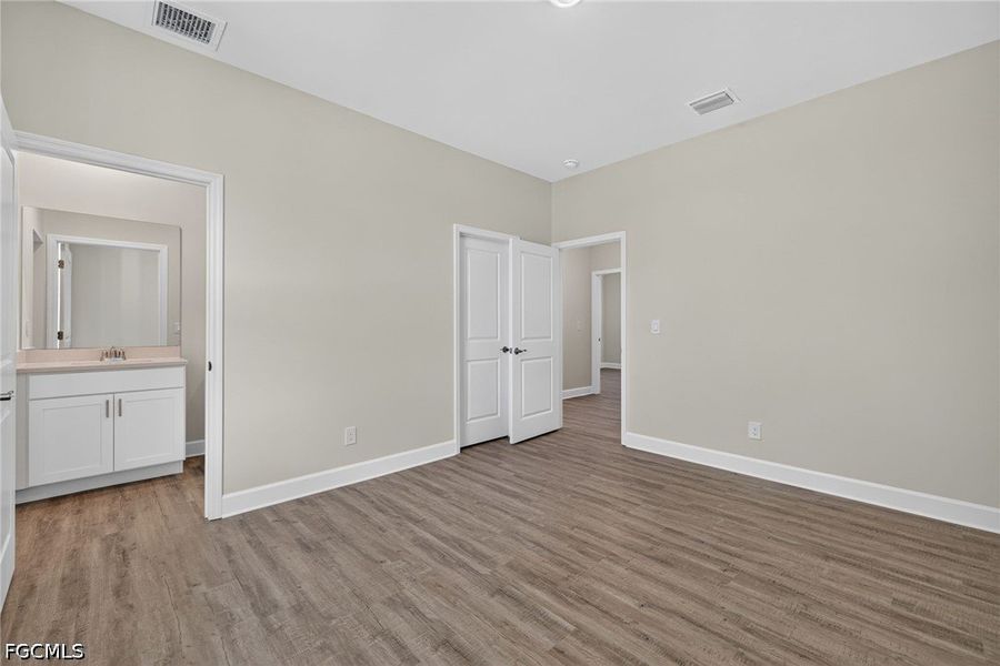 Spacious, unfurnished interior of a new home in Cape Coral, Cape Coral (Image 23).