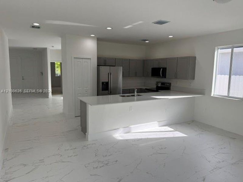 Spacious, unfurnished interior of a new home in , Homestead (Image 10).