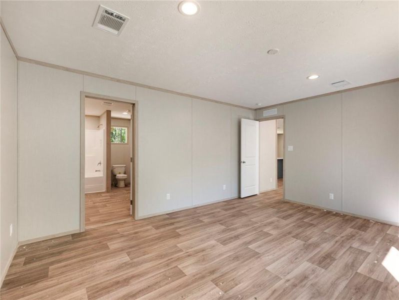 Spacious, unfurnished interior of a new home in , Gainesville (Image 26).