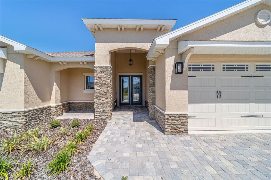 Exterior details and patio area of a home in , Ocala (Image 3).