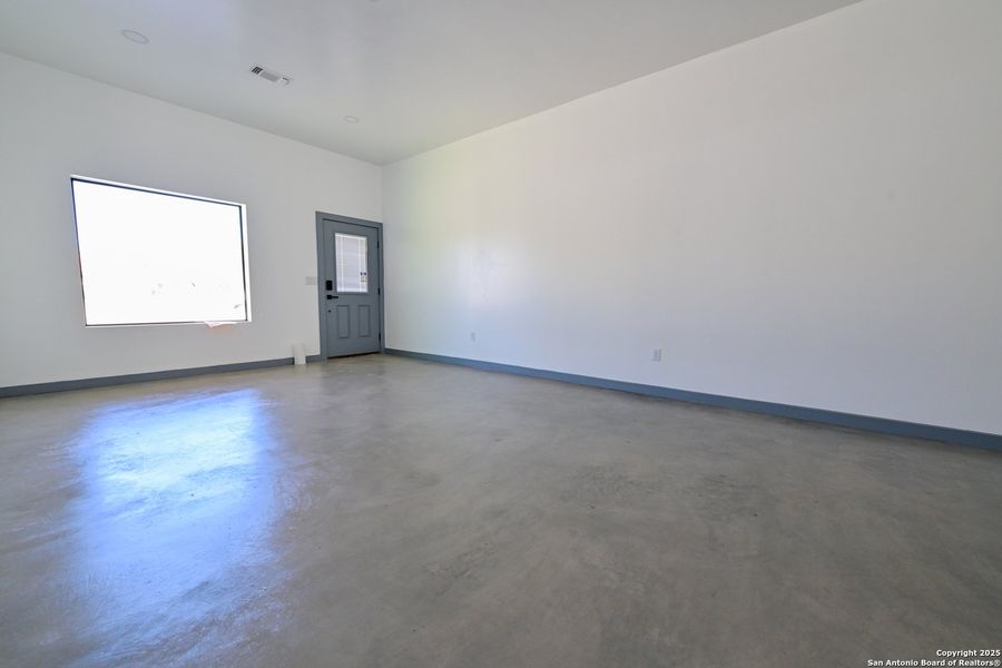 Spacious, unfurnished interior of a new home in , Marfa (Image 10).