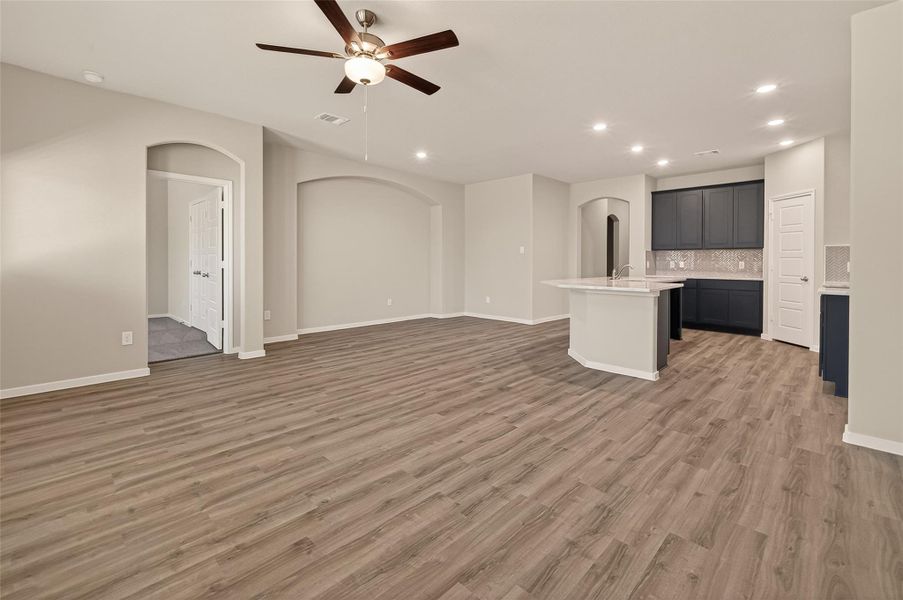 Spacious, unfurnished interior of a new home in Lago Mar, Texas City (Image 18).