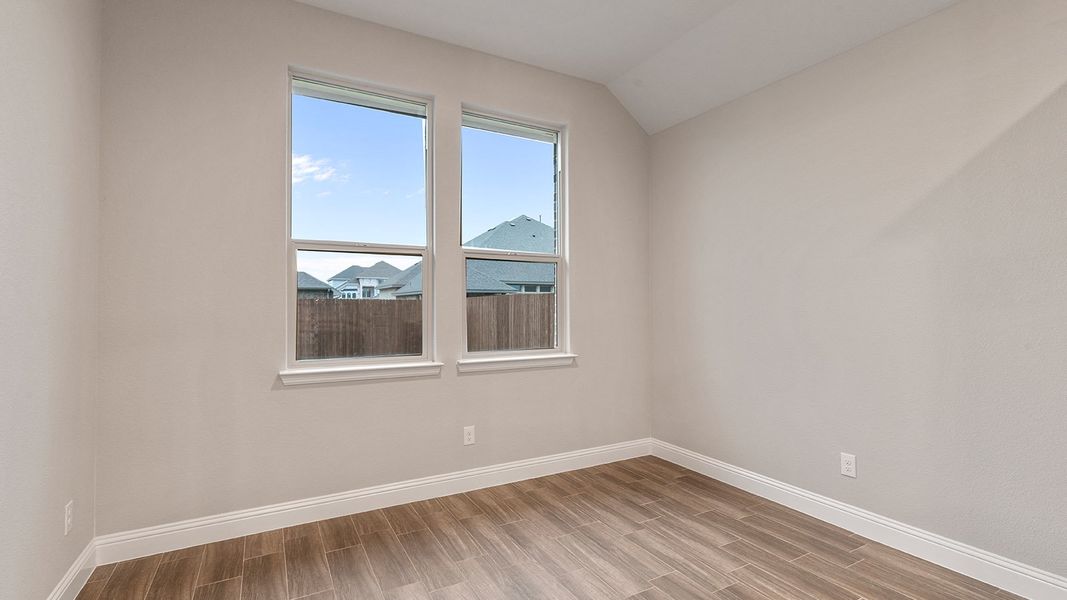 Spacious, unfurnished interior of a new home in Lakeview Pointe, Grand Prairie (Image 13).