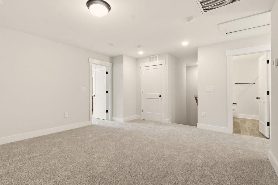 Spacious, unfurnished interior of a new home in Harbor Crossing, Greensboro (Image 25).