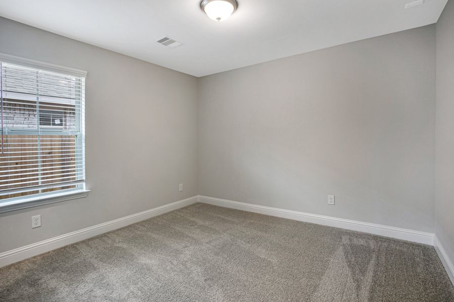 Spacious, unfurnished interior of a new home in Bayou Maison, Dickinson (Image 24).