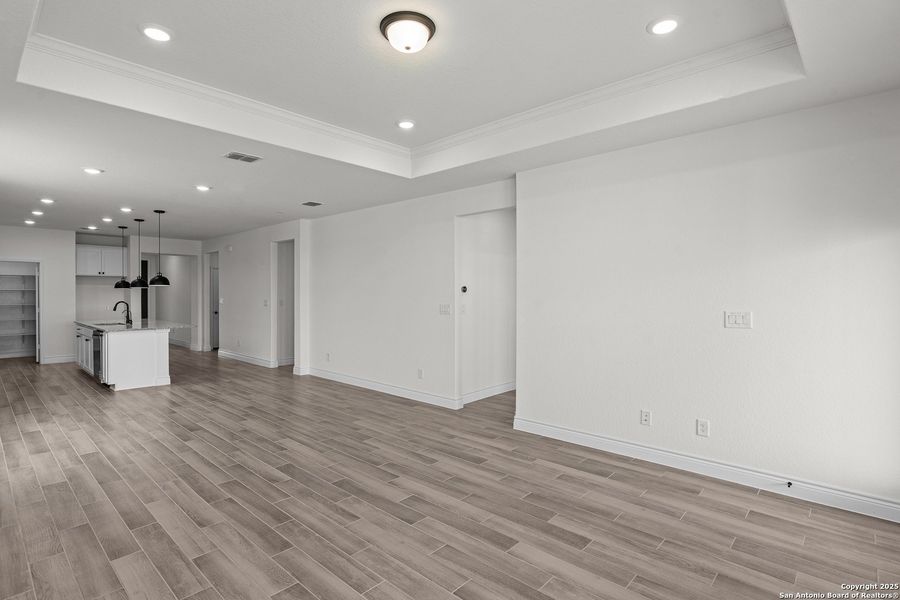 Spacious, unfurnished interior of a new home in Horizon Ridge, San Antonio (Image 13).
