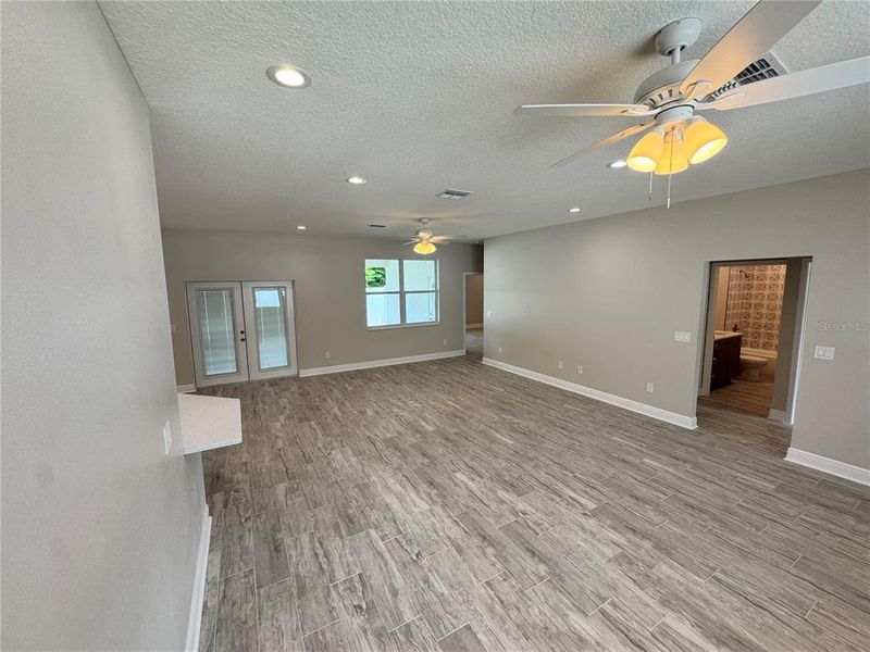 Spacious, unfurnished interior of a new home in , Dade City (Image 58).