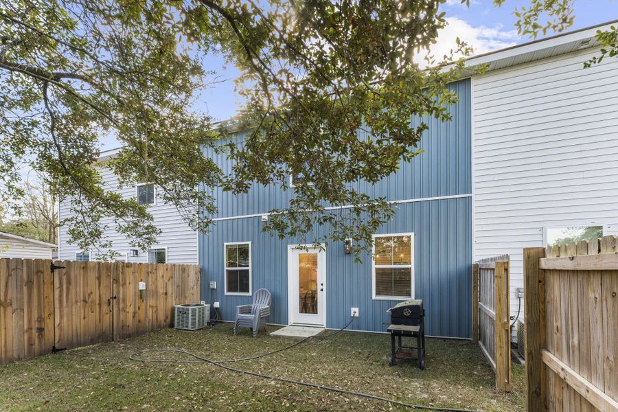 Exterior details and patio area of a home in , Hanahan (Image 4).