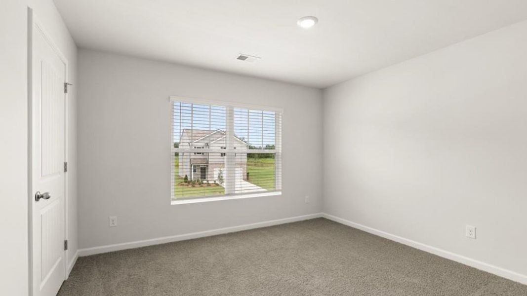 Spacious, unfurnished interior of a new home in Oaks at Cedar Grove, Fairburn (Image 16).