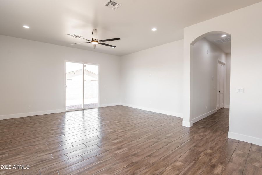 Living Room (4) Living Room (4)