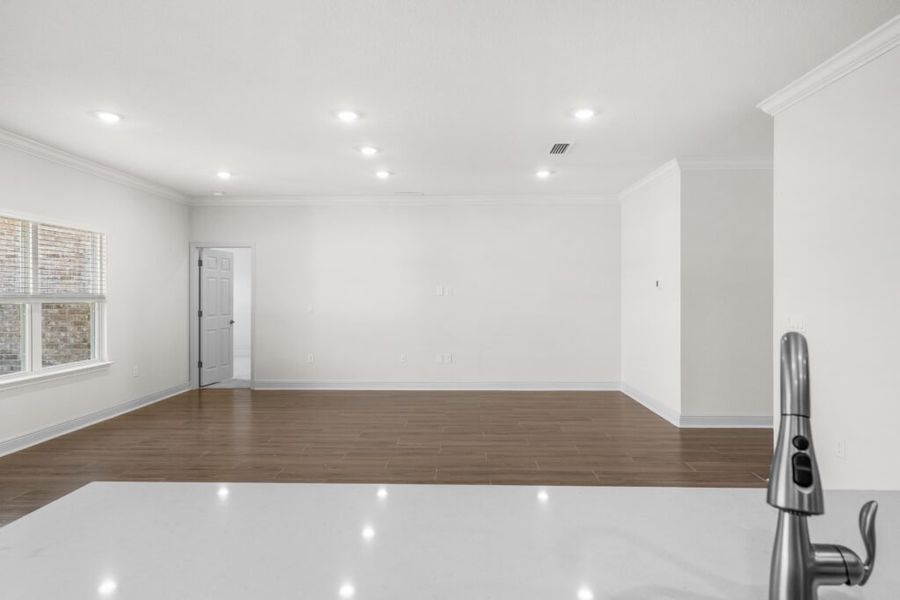Spacious, unfurnished interior of a new home in Lake Merial, Panama City (Image 16).