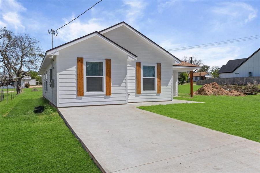 Exterior details and patio area of a home in , Riesel (Image 16).