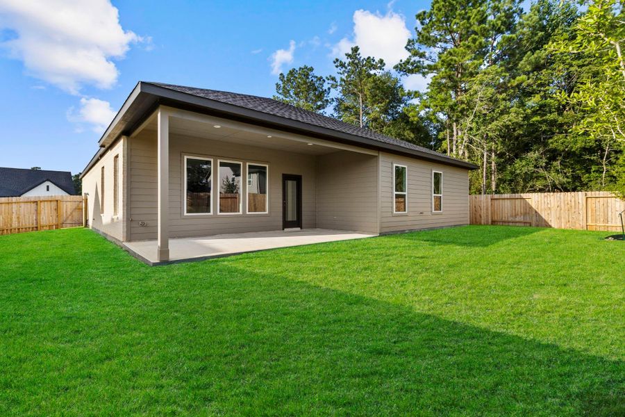Exterior details and patio area of a home in Silverthorne, Conroe (Image 19).