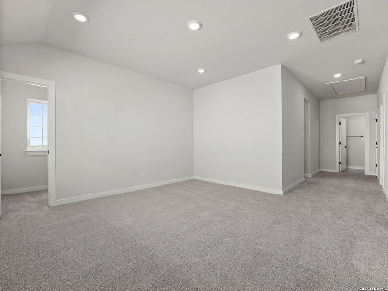 Spacious, unfurnished interior of a new home in Hunter's Ranch, San Antonio (Image 20).