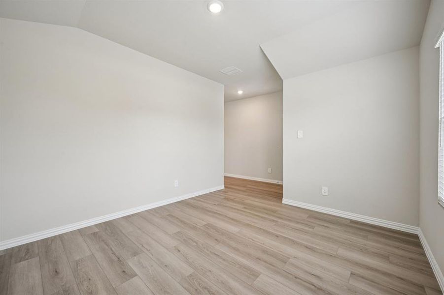 Spacious, unfurnished interior of a new home in Westmoor, Sherman (Image 18).