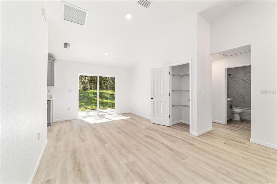 Spacious, unfurnished interior of a new home in , Ocala (Image 24).