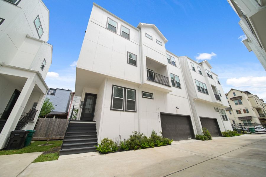 Welcome Home to 1127 W. 16th Street Unit B where quiet comfort meets convenience and the excitement of being close to both the Houston pro sport stadiums as well as the cultural Museum District. Welcome Home to 1127 W. 16th Street Unit B where quiet comfort meets convenience and the excitement of being close to both the Houston pro sport stadiums as well as the cultural Museum District.