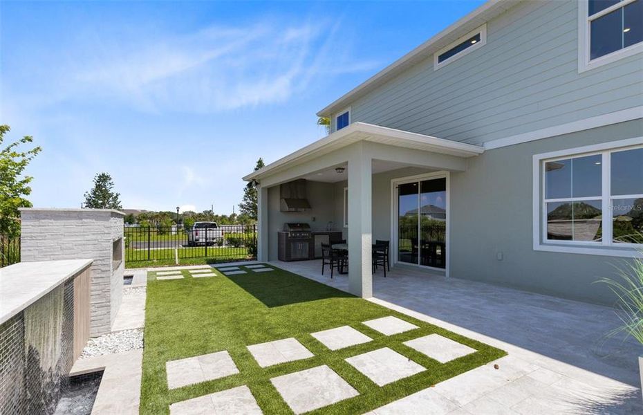 Exterior details and patio area of a home in Winter Grove, Winter Garden (Image 22).