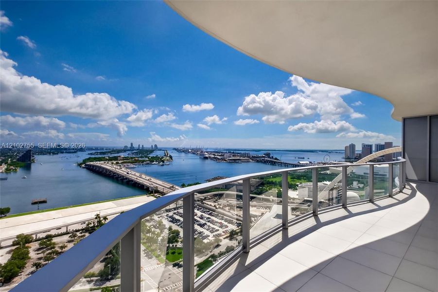 Condo located in Miami, FL showcasing its design and architecture (Image 4).