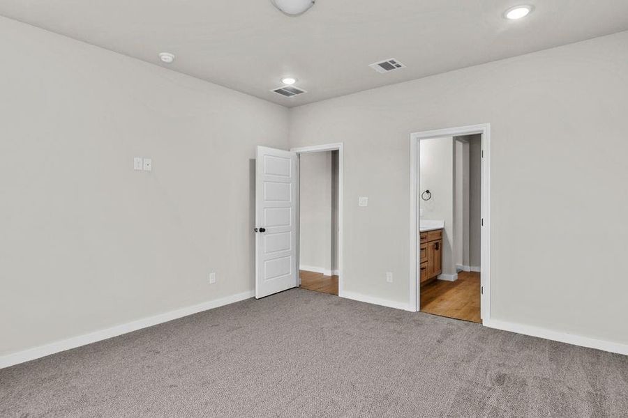 Spacious, unfurnished interior of a new home in Trails of Fossil Creek, Fort Worth (Image 23).