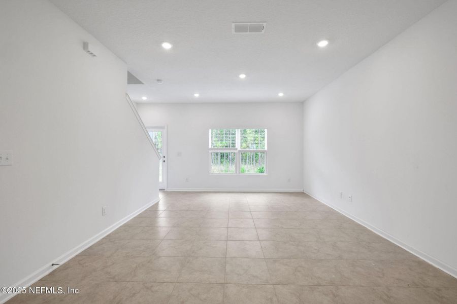 Spacious, unfurnished interior of a new home in Atlantis Pointe, Middleburg (Image 15).