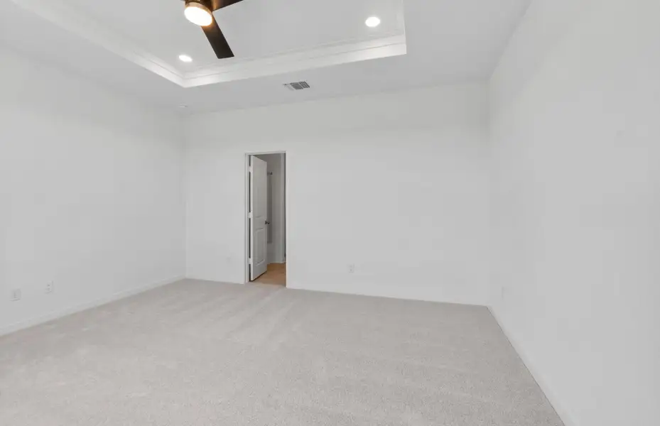 Spacious, unfurnished interior of a new home in County View, Temple (Image 16).