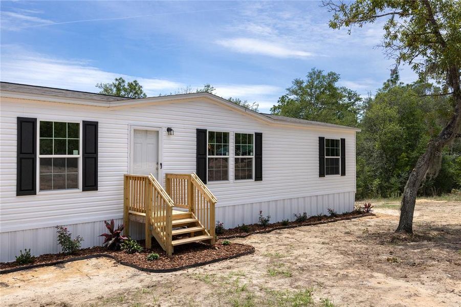 Exterior details and patio area of a home in , Interlachen (Image 18).