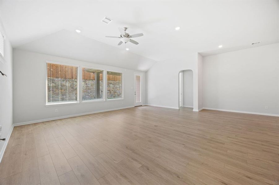 Spacious, unfurnished interior of a new home in Tinsley Meadows, Van Alstyne (Image 20). Spacious, unfurnished interior of a new home in Tinsley Meadows, Van Alstyne (Image 20).