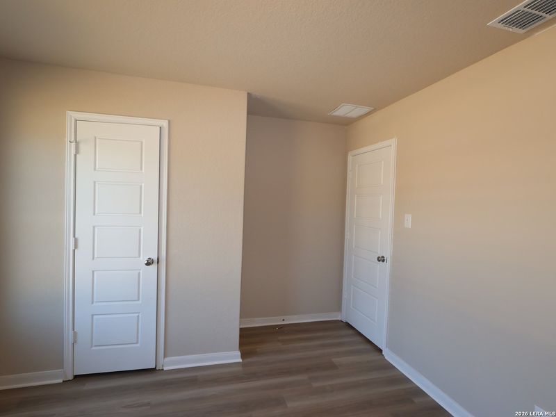 Spacious, unfurnished interior of a new home in Jordan's Ranch, San Antonio (Image 19).