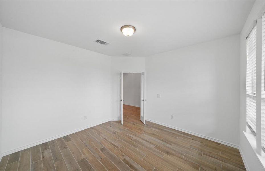 Spacious, unfurnished interior of a new home in Sunterra, Katy (Image 12).