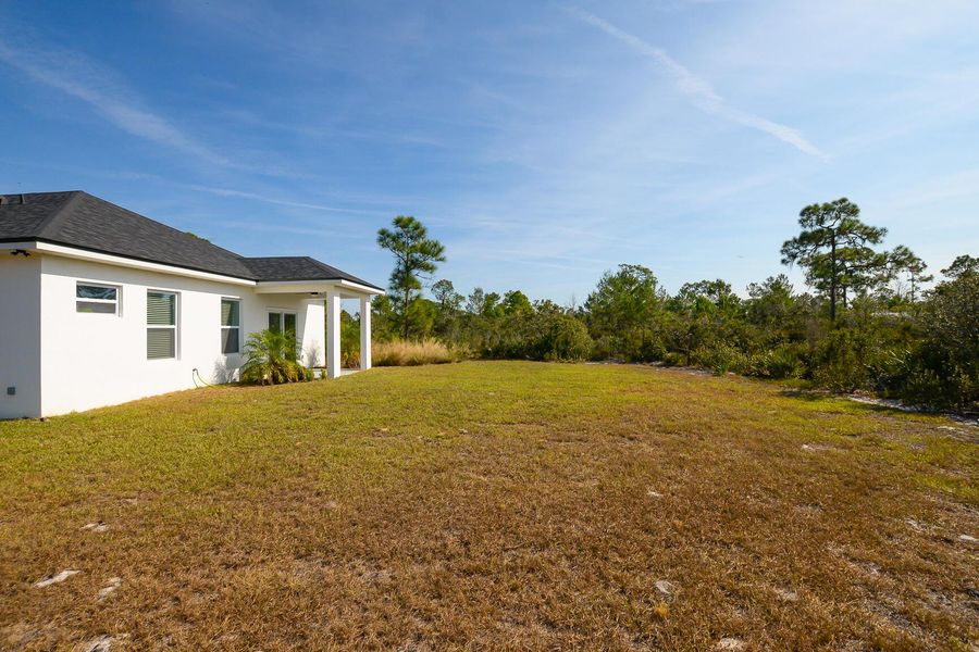 Exterior details and patio area of a home in , Sebring (Image 24).