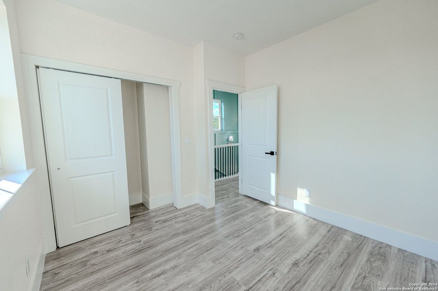 Spacious, unfurnished interior of a new home in , Bandera (Image 15).
