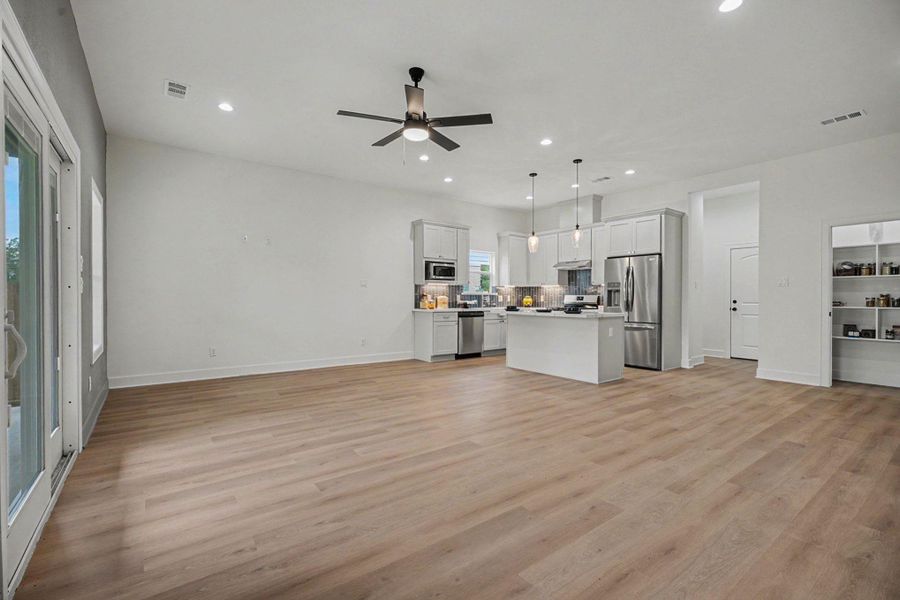 Spacious, unfurnished interior of a new home in , Santa Fe (Image 27). Spacious, unfurnished interior of a new home in , Santa Fe (Image 27).