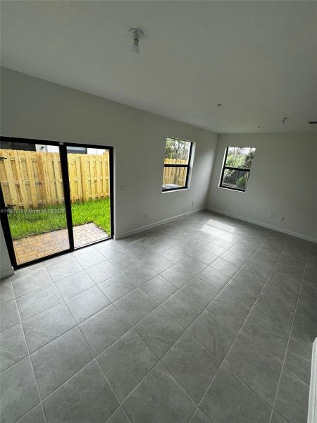 Spacious, unfurnished interior of a new home in , Pembroke Pines (Image 12).