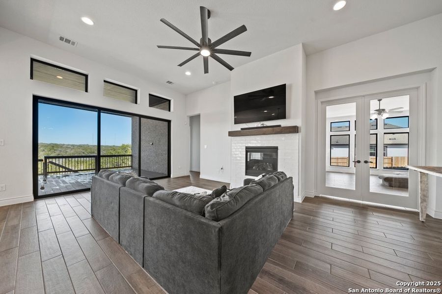 Furnished interior view inside a new home in La Cima 60', San Marcos (Image 5).