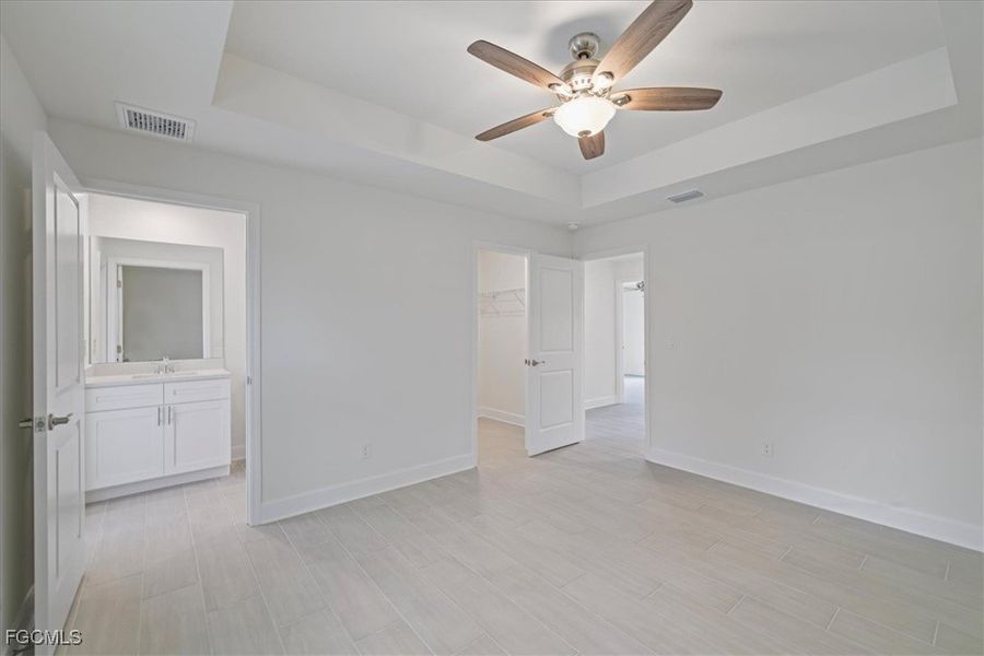 Spacious, unfurnished interior of a new home in Cape Coral, Cape Coral (Image 27).