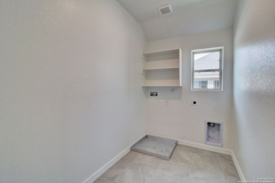 Spacious, unfurnished interior of a new home in Clear Creek, New Braunfels (Image 23). Spacious, unfurnished interior of a new home in Clear Creek, New Braunfels (Image 23).