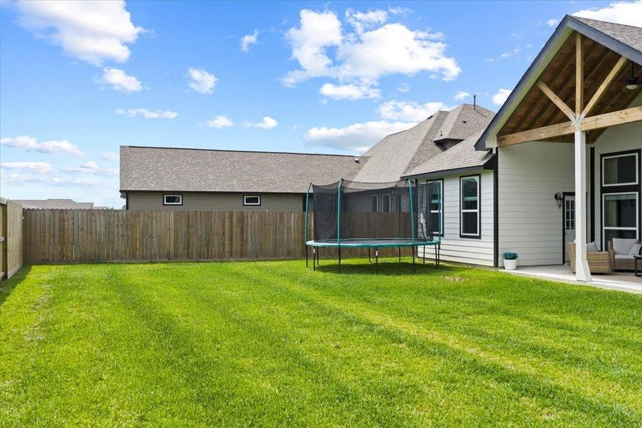 Exterior details and patio area of a home in , Anahuac (Image 4).