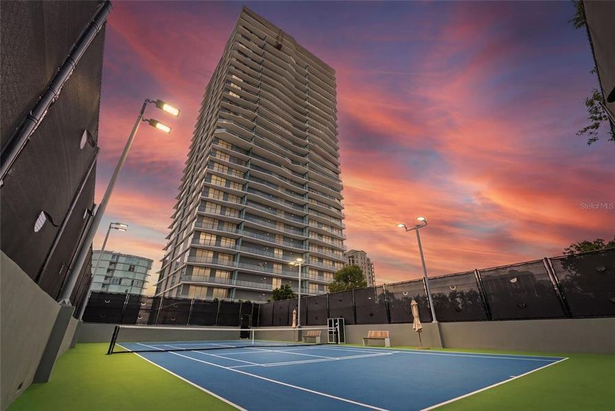 Condo located in Tampa, FL showcasing its design and architecture (Image 36).