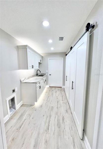 Spacious, unfurnished interior of a new home in , Dunnellon (Image 23).